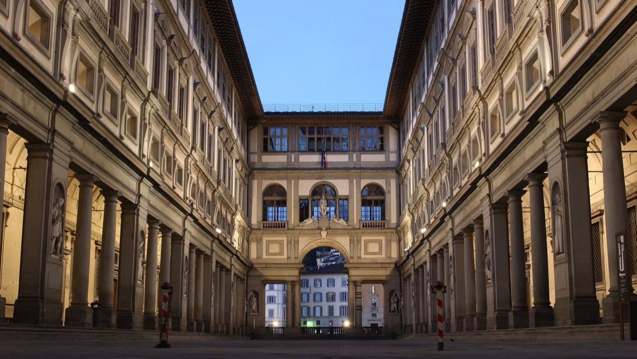 Za drzwiami galerii Uffizi